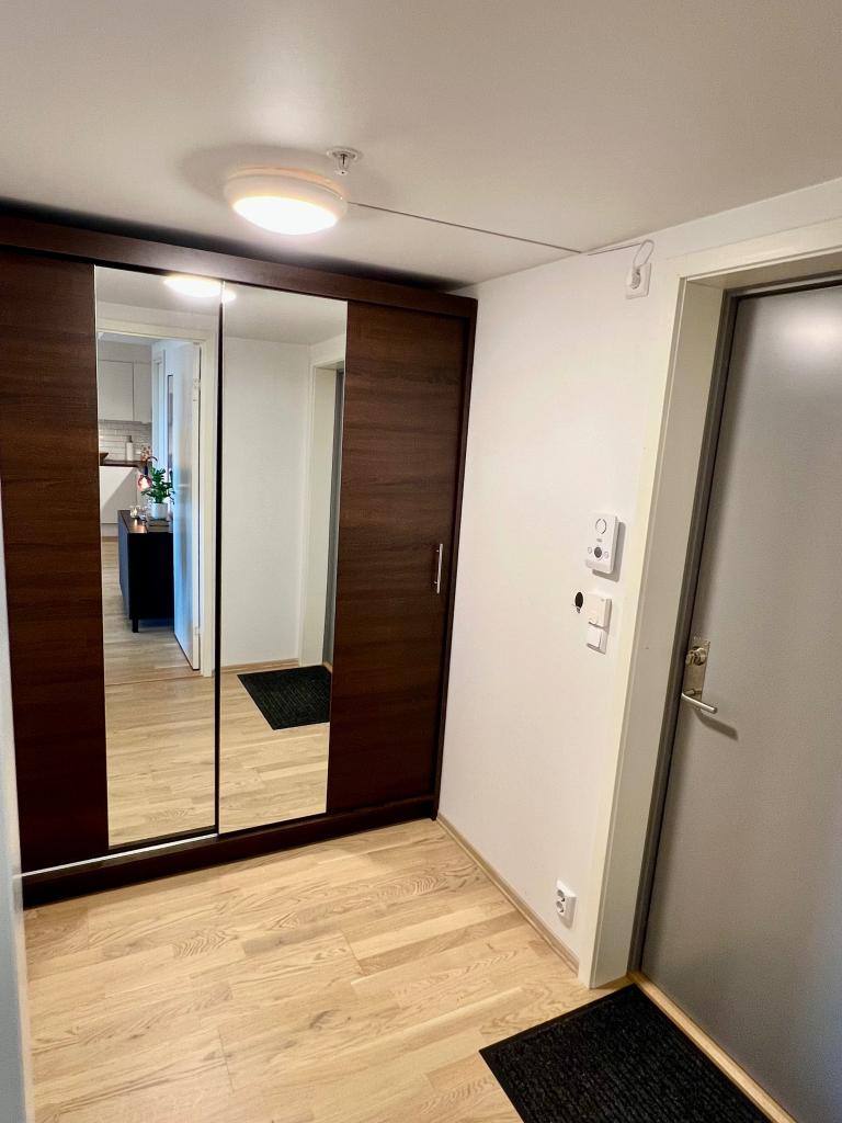 Romslig entré med stort garderobeskap 