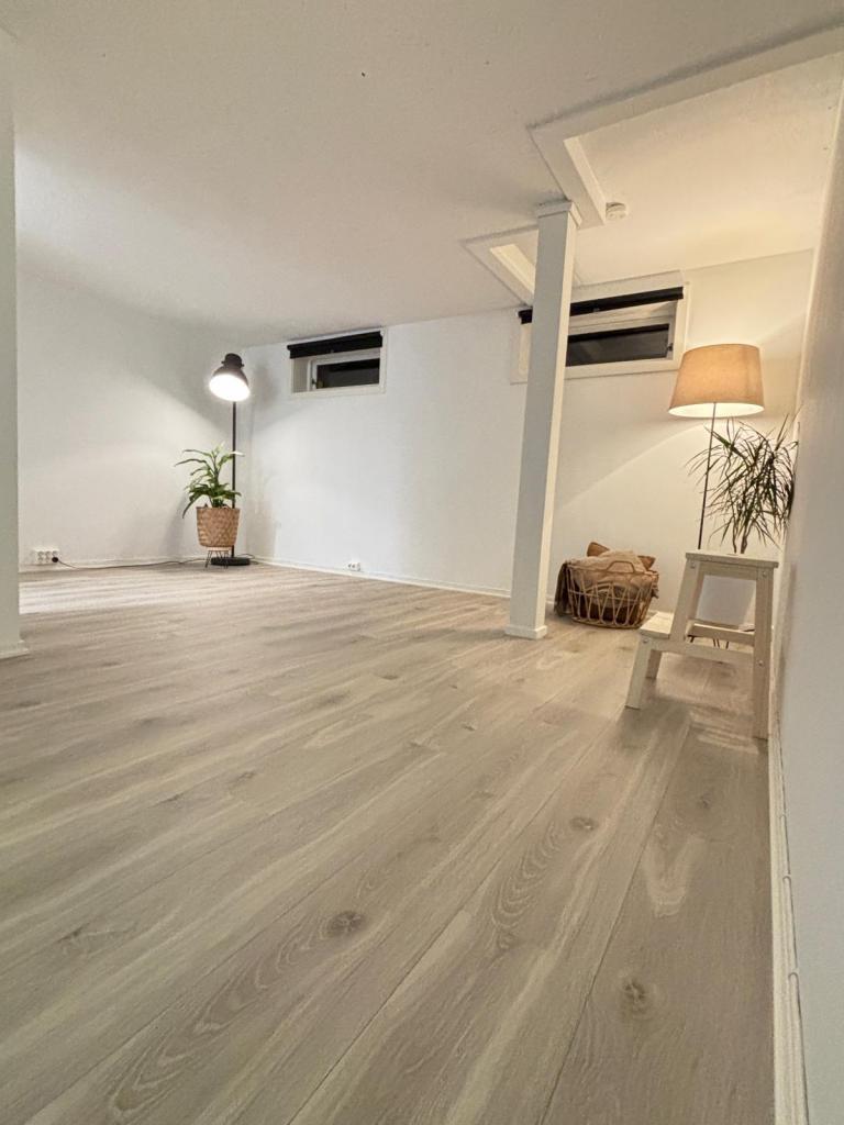 Stuen har nytt slitesterkt laminat gulv og er nymalt