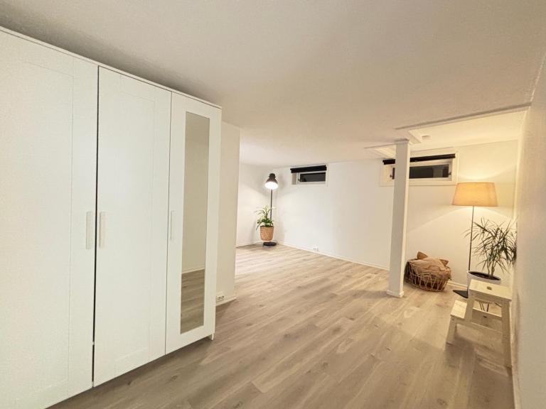 Romslig stue med mulighet for fleksibel møblering