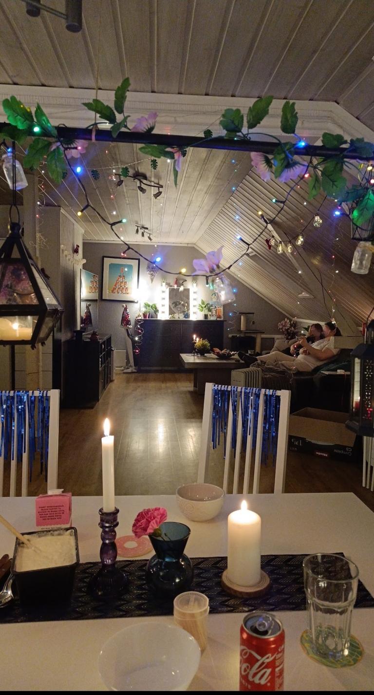 Tv-stue sett fra spisebordet på nyttårsaften 🎇