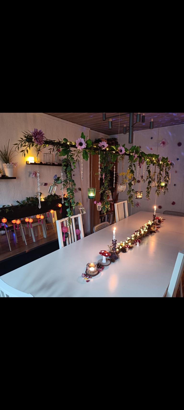 Spisestue pyntet for temafest 🍄