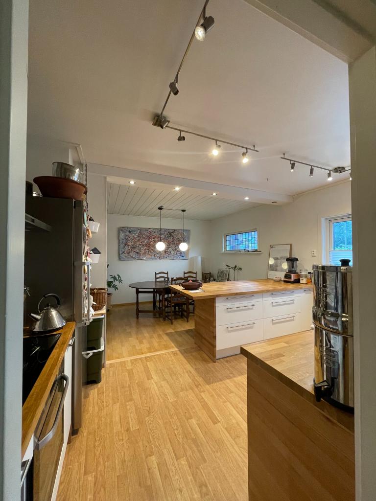 Moderne kjøkken med nyoljet benkeplater