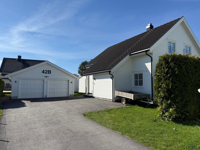 Stor asfaltert gårdsplass. 