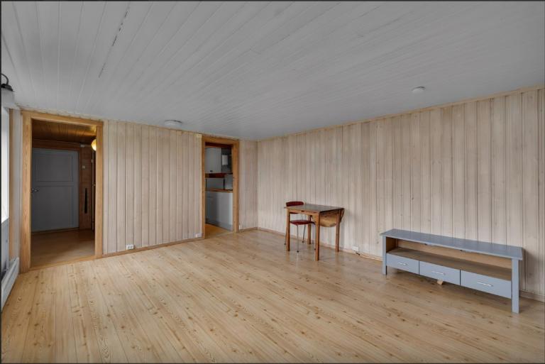 stue med kjøkken adkomst til kjøkken høyre, bad og gang til venstre (møbler vil byttes ut)