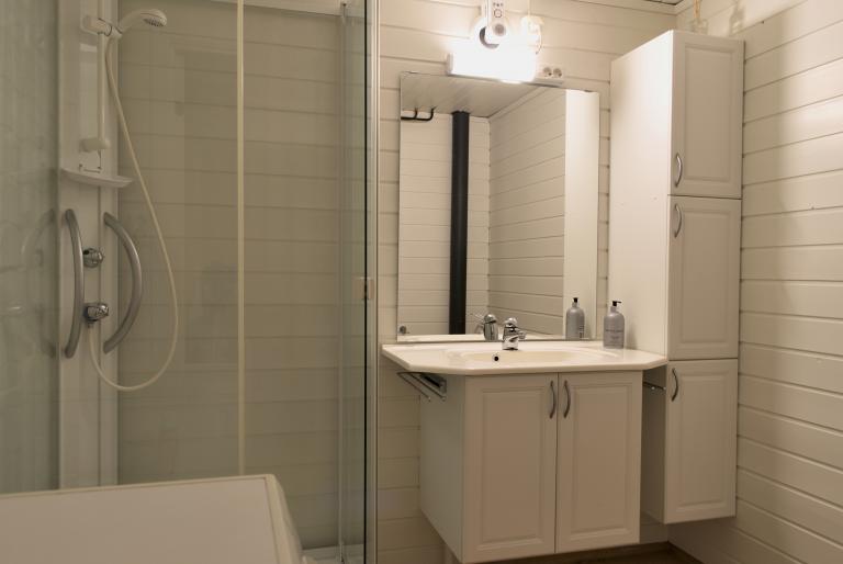 Bad med vaskemaskin og varmekabler