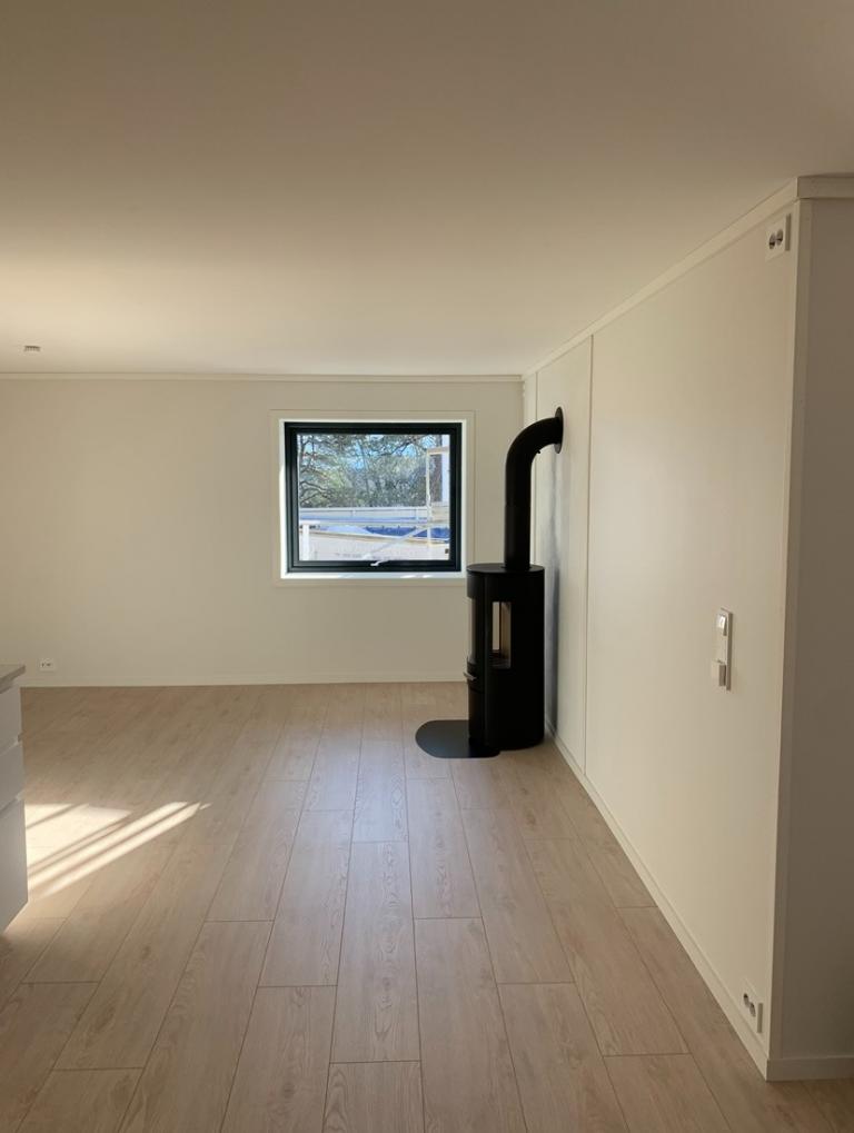 Sett fra kjøkken ut i stuen