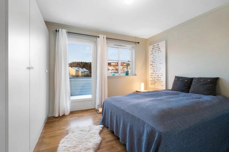 Soverom nede med eget uteområde