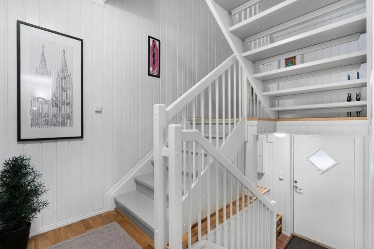 Trapp opp til soverom og hovedbad