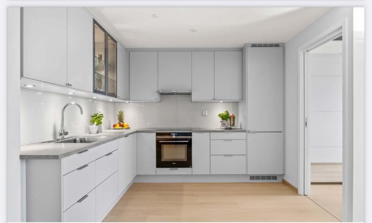 Pent kjøkken med integrert hvitevarer