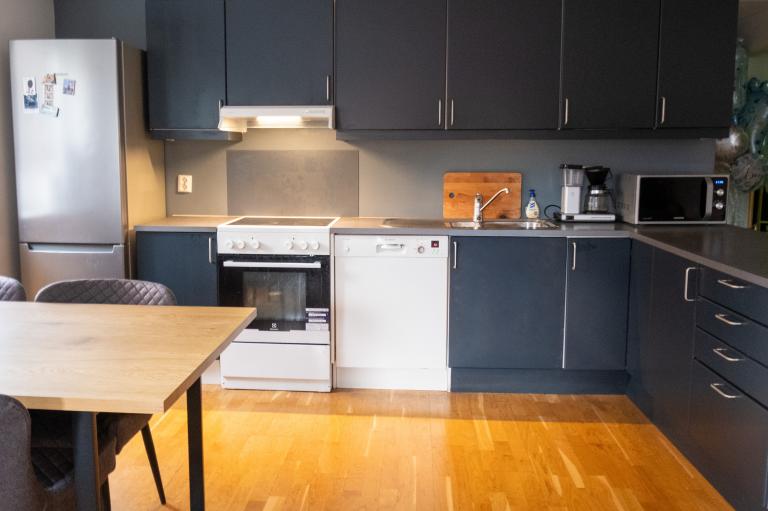 Åpen kjøkkenløsning gir god romfølelse.