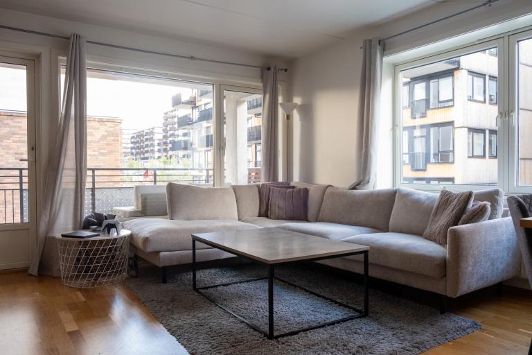 Stor stue med god plass til hele familien