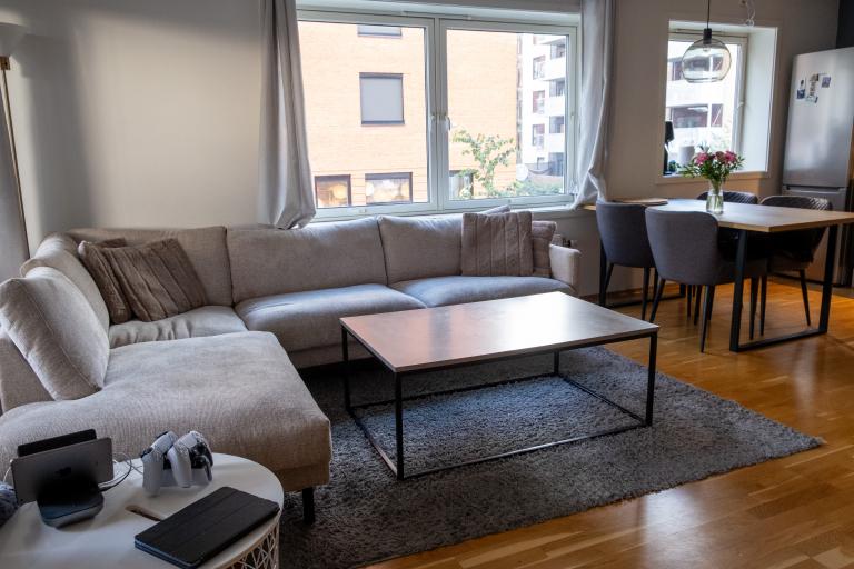 Stor stue med god plass til hele familien