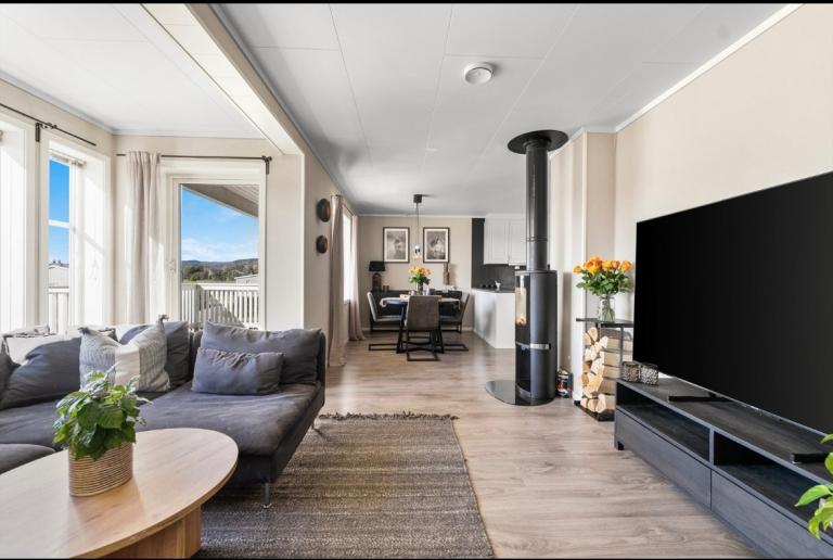 Leiligheten har åpen stue/ kjøkkenløsning som gjør rommet til et hyggelig og sosialt oppholdsrom 