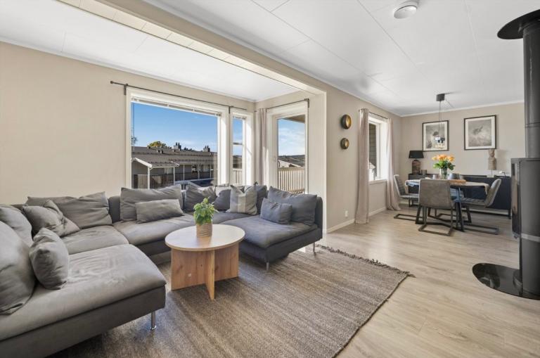 Stuen lar seg enkelt møblere med spisestue, sofagruppe og mediemøbler. Leiligheten har god vindusflater som slipper inn rikelig med naturlig lys.