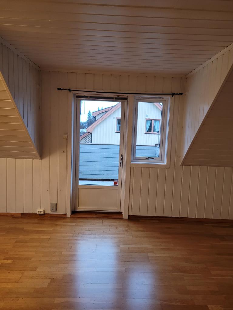 Stue med adkomst til balkong 