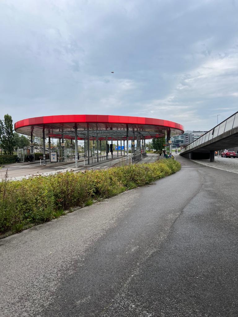 Bussterminal rett på andre side av gata.