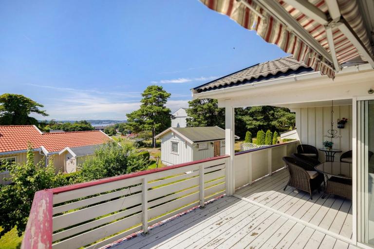 Utsikt til sjøen fra verandaen