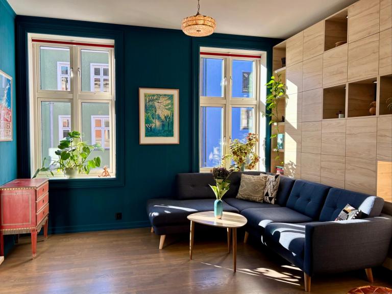 Mellomstuen kombinerer funksjonalitet med en innbydende sosial atmosfære. Er i dag stue, hjemmekontor og gjesterom, men kan også være et funksjonelt soverom.