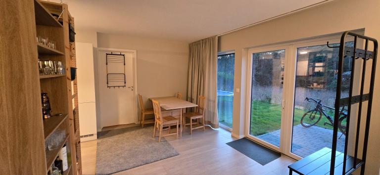 Kombinert stue og kjøkken med flott utsikt og lite innsyn.