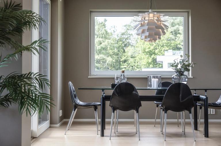 Åpen spisestue med utgang terrasse