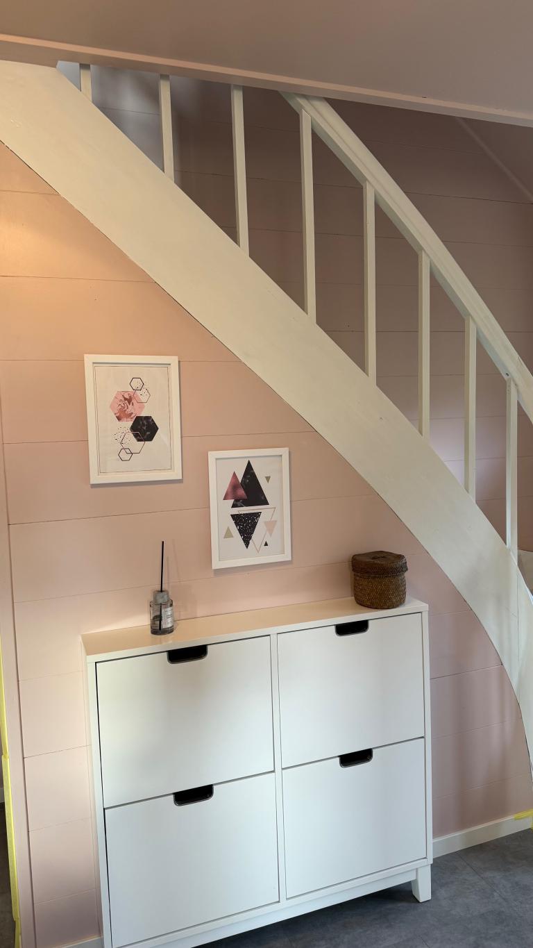 Lys gang, med skoskap/skohylle, opphenger og sittepuff med oppbevaring. 