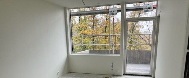 Stue/kjøkken med vindu ut mot grønt areale