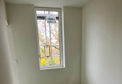 Vindu i soverom mot grøntarealer