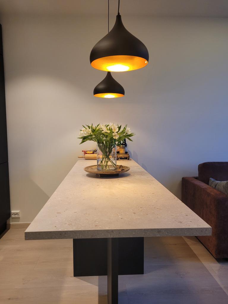 Det inngpår to nye hev og senk stoler til kjøkkenøy, samt en høy stol til gjester