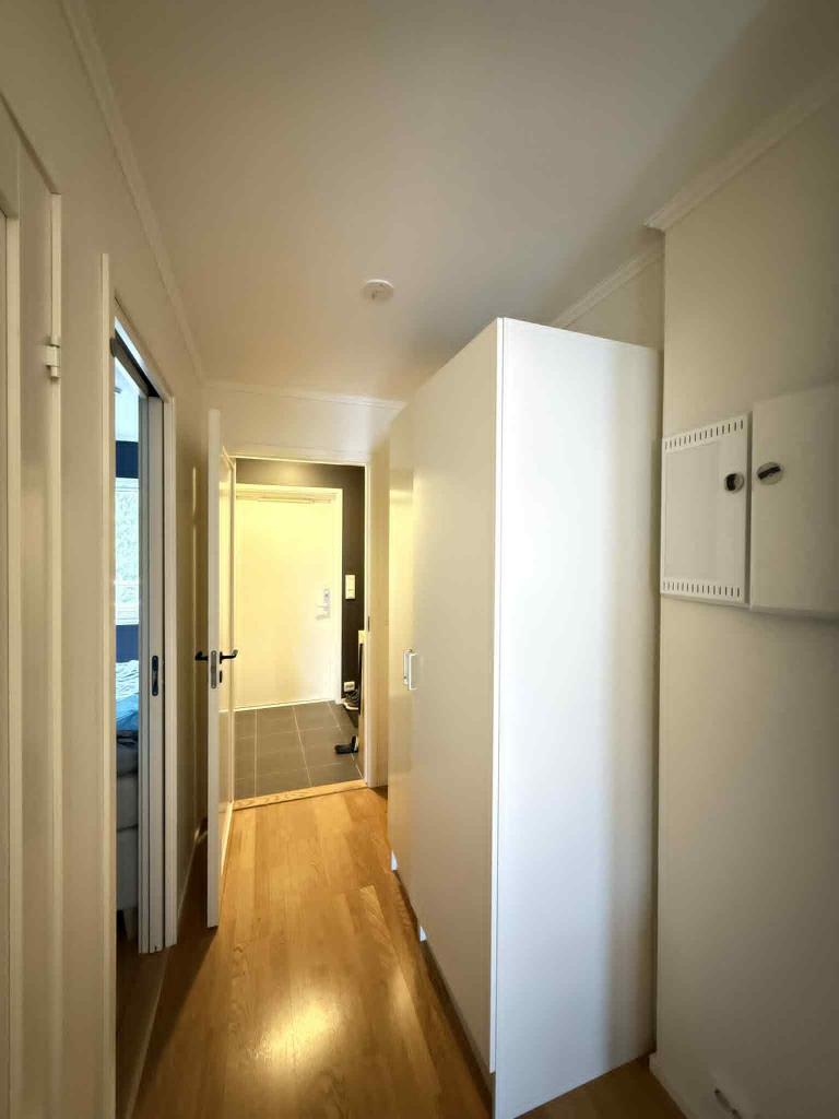 Innergang med garderobeskap.