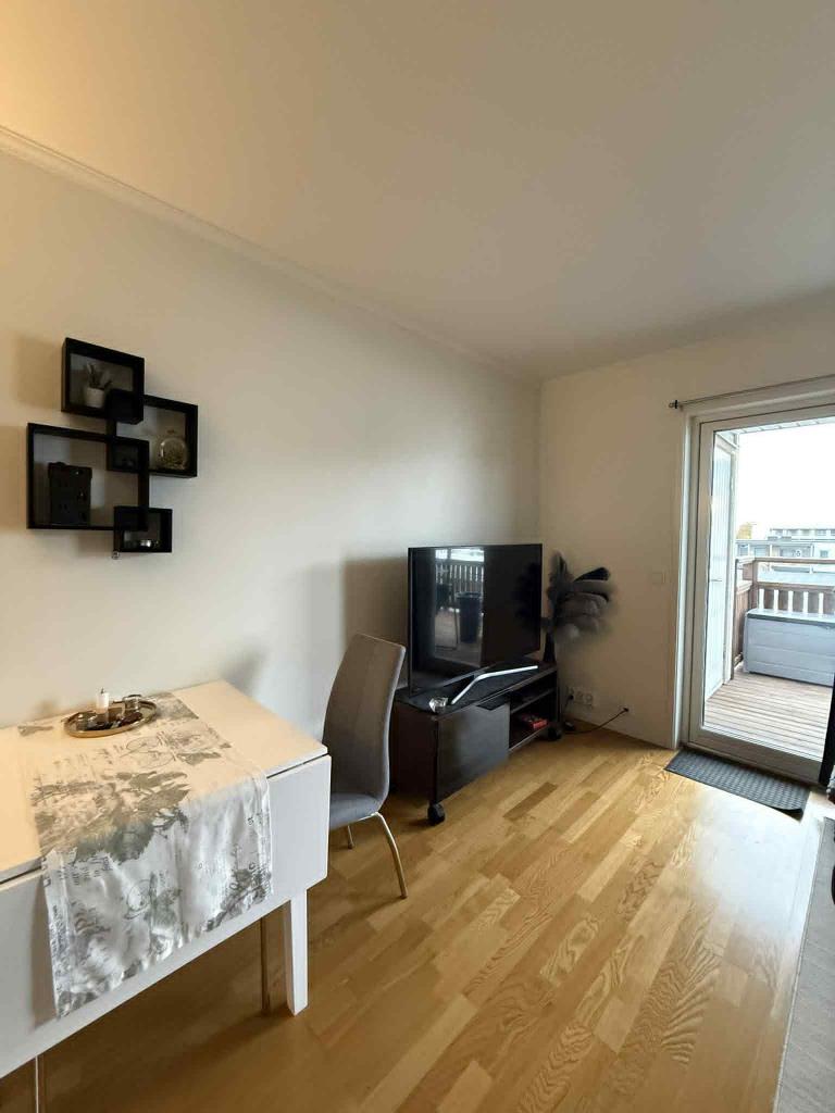 Stue med spisebord. Dette kan trekkes ut så det har plass til flere personer. 