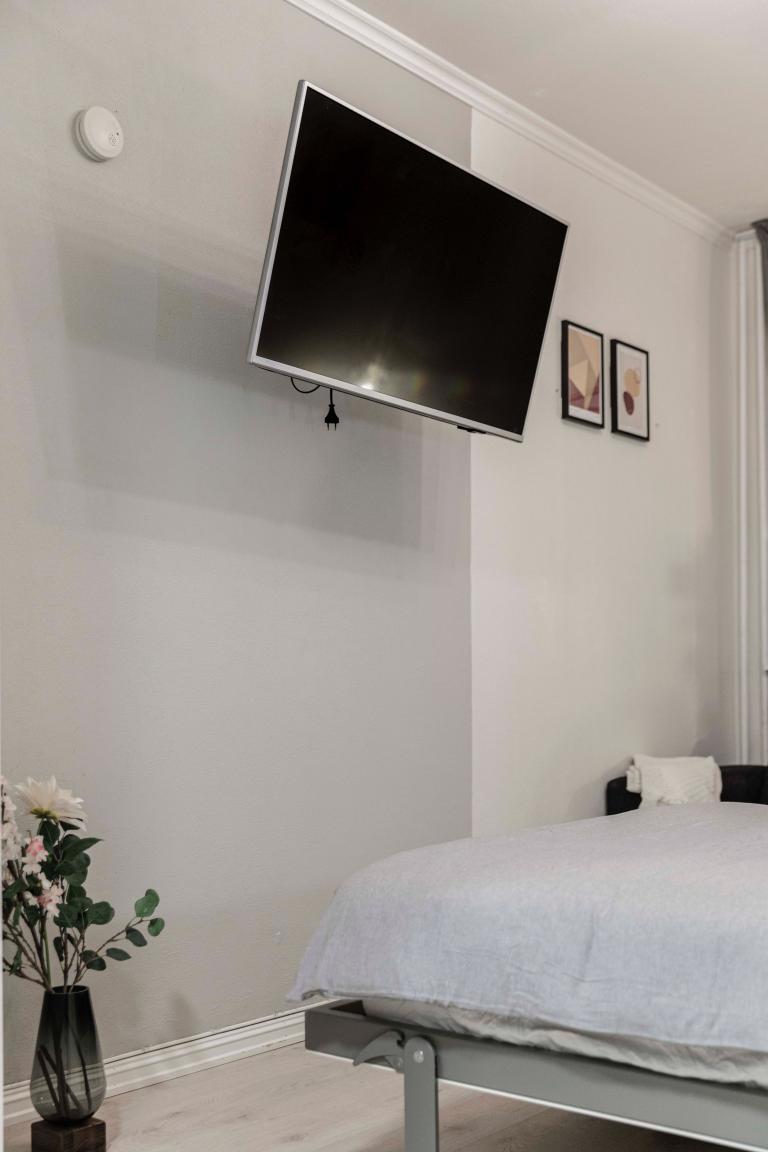 Veggmontert TV med fri bevegelse til hvilken side du ønsker.