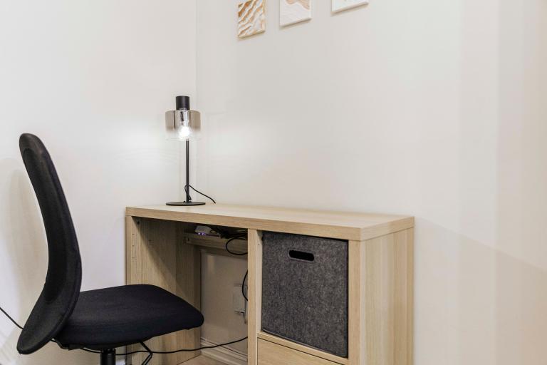 Nytt skrivebord og ergonomisk stol, ideelt for hjemmekontor.