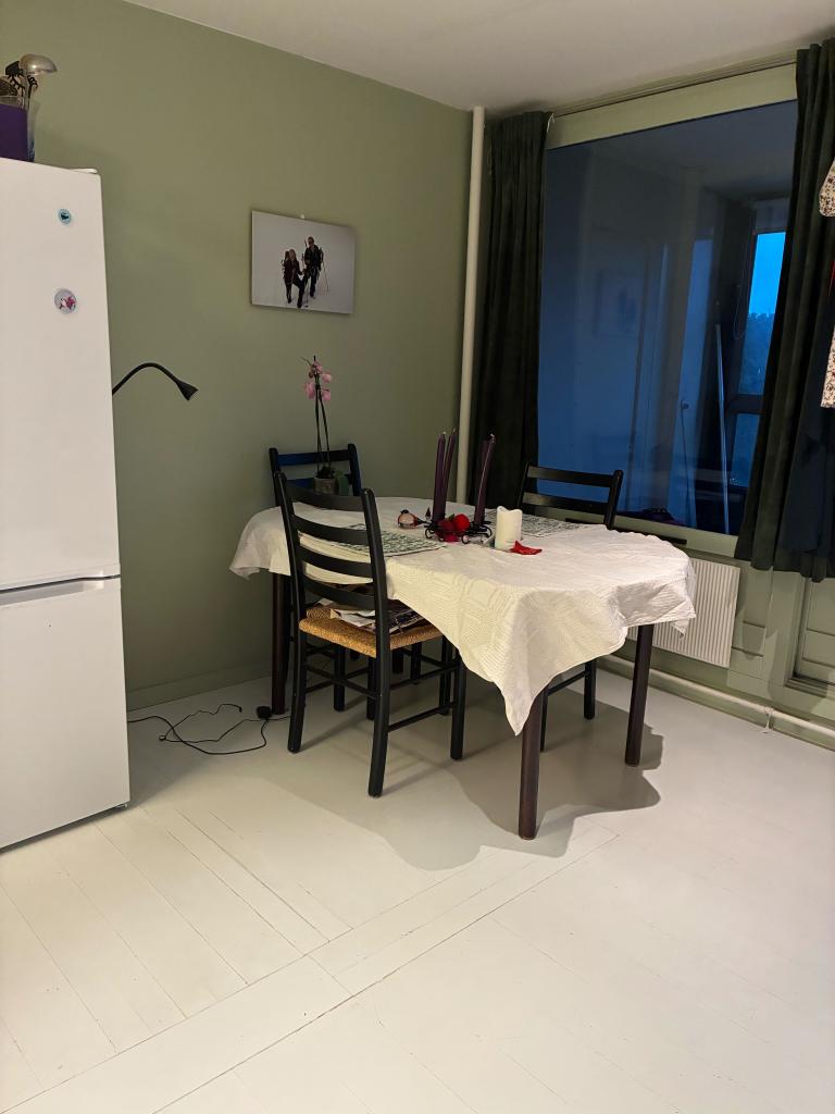 Fin spiseplass med bord og fire stoler