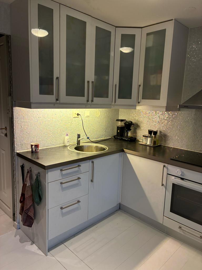 Kjøkken med mye lagringsplass i skap og hyller