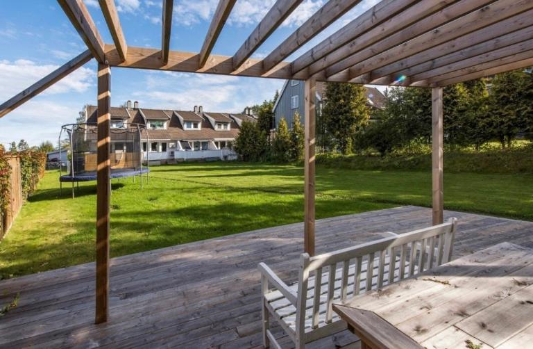 Felles terrasse i hyggelig bakgård