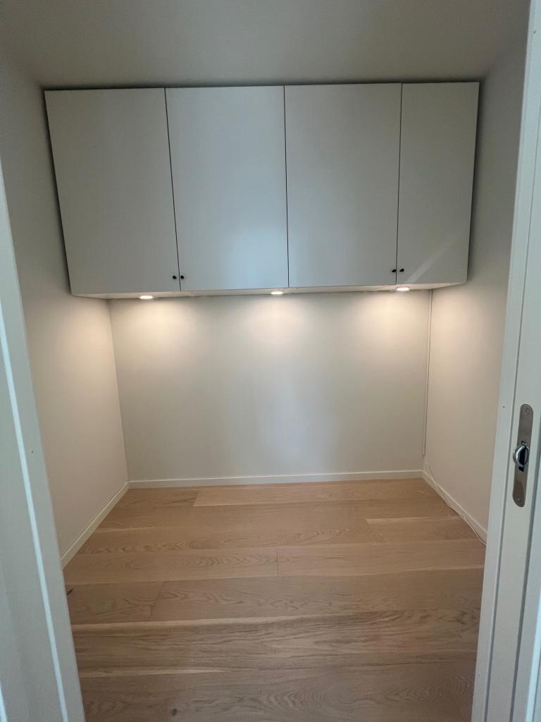 Sovealkove med praktisk garderobeløsning 