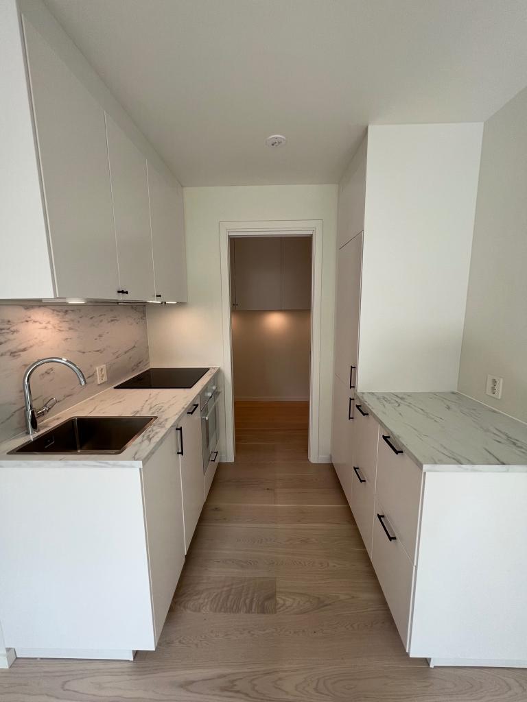 Bak kjøkkenet er det en sovealkove med praktisk skyvedør