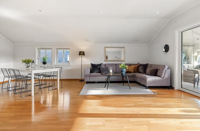 Stue, der venstre siden blir soverom.
Står i dag to sofaer her, av typen