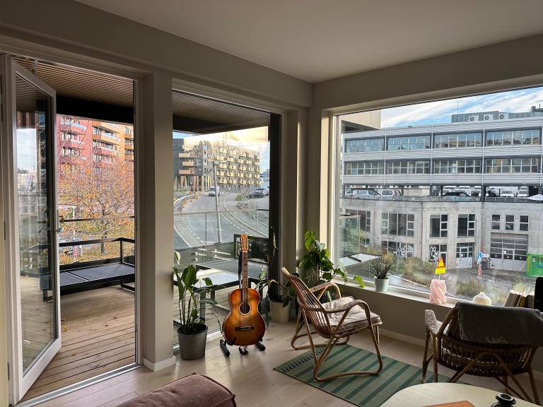 Stue/hovedrom med tilknyttet balkong. 