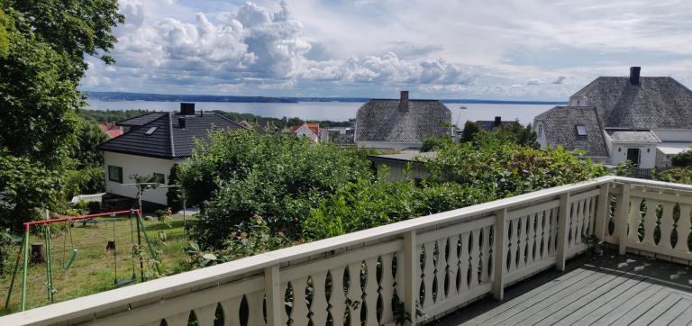 Utsikt fra tidligere terasse (nå fjernet), men ny vil bli bygget til våren.