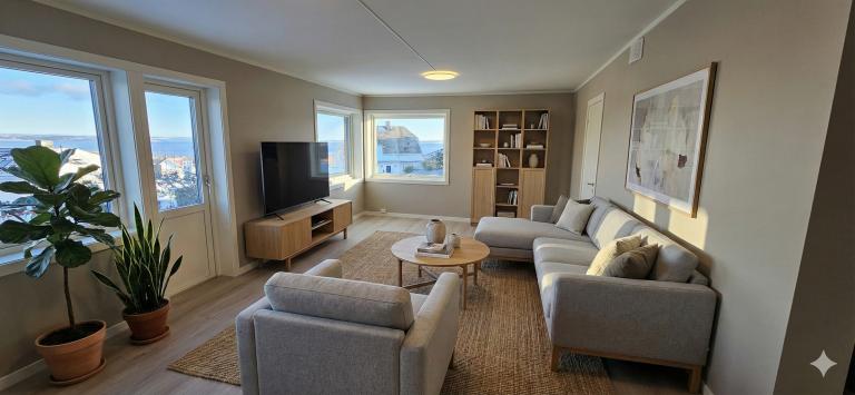 (redigert for inspirasjon) Fra gangen kommer du inn til stuen med flott utsikt over fjorden.