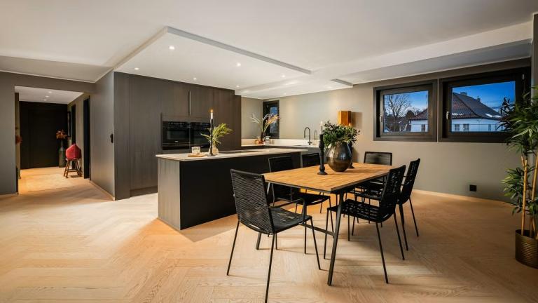 Fiskebensparkett med gulvvarme gir lun varme i alle rom.