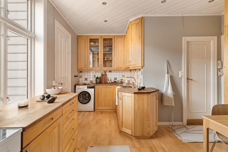 Vaskemaskinen er plassert på kjøkkenet grunnet badets størrelse