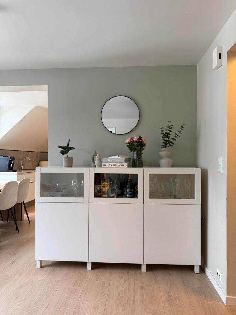 Hvit skjenk/bar som følger med i leien