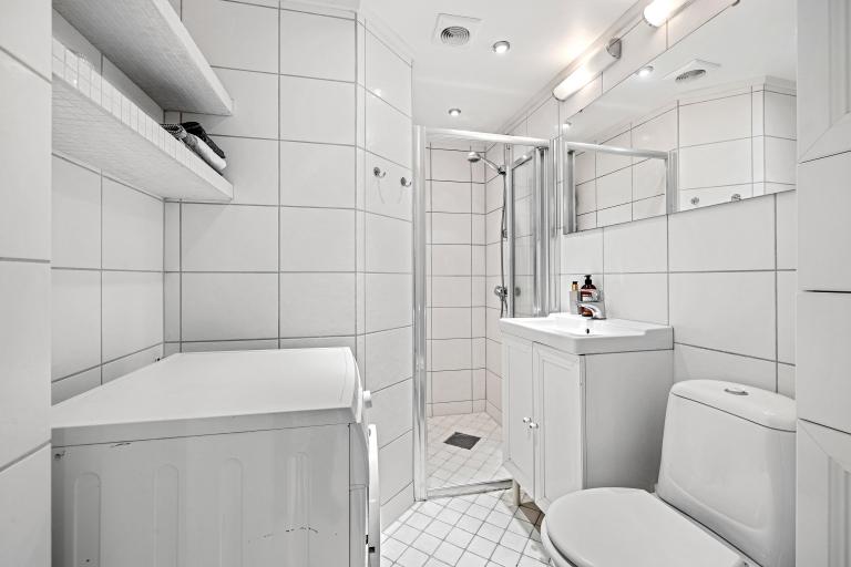 Flott flislagt baderom med gulvvarme.