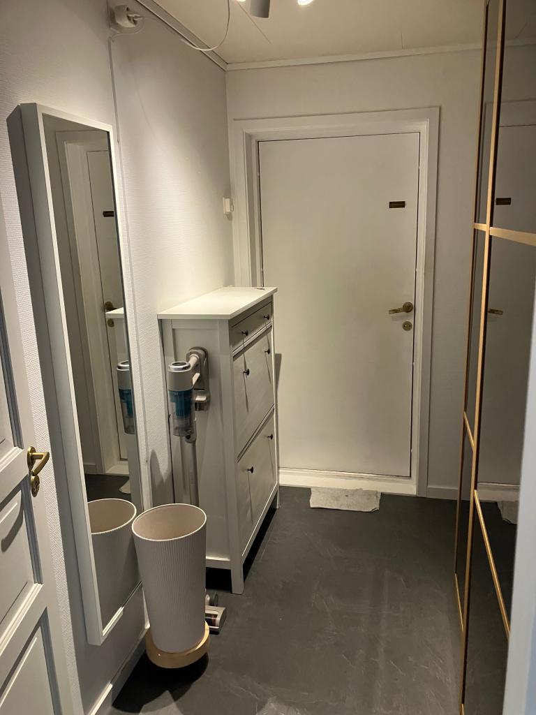 Gang med skyvedørgarderobe og skoskap