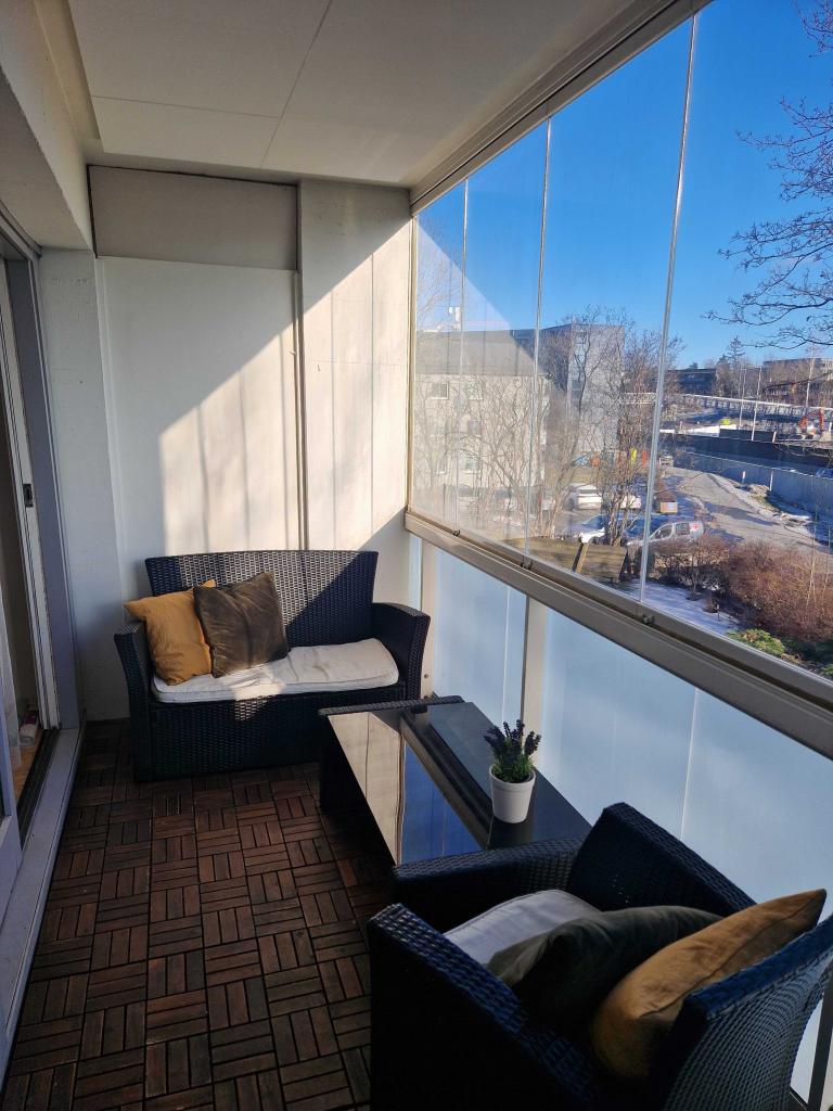 Møblert balkong - vestvendt med gode solforhold