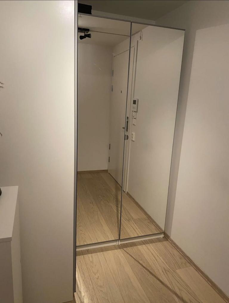 Hjørneskap ved inngangsparti