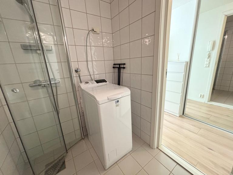 Bad med vaskemaskin og tørkestativ