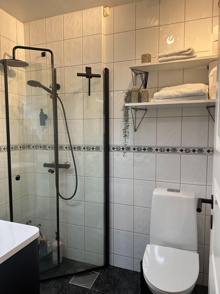 bad med dusj og toalett.